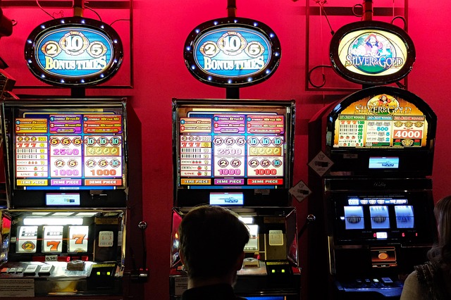 Why do casino players like to play online slots for play money?